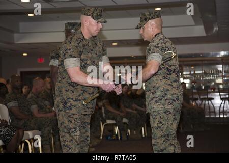 Stati Uniti Marine Corps Sgt. Il Mag. Brett C. Scheuer, sinistra, sergente maggiore, 26 Marine Expeditionary Unit (MEU), II Marine Expeditionary Force (MEF), passa il non-ufficiale incaricato di spada Col. Farrell J. Sullivan, comandante, XXVI MEU, durante un sollievo e cerimonia di nomina a bordo di Camp Lejeune, N.C., Aprile 7, 2017. Sgt. Il Mag. Scheuer, in uscita, lasciò il comando della ventiseiesima meu a Sgt. Il Mag. I giovani. Foto Stock