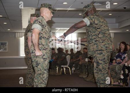 Stati Uniti Marine Corps Col. Farrell J. Sullivan, sinistra, comandante, 26 Marine Expeditionary Unit (MEU), II Marine Expeditionary Force (MEF), presenta il non-ufficiale incaricato spada a Sgt. Il Mag. Jeffrey A. giovane, quando si incrociano altri sergente maggiore, XXVI MEU, durante un sollievo e cerimonia di nomina a bordo di Camp Lejeune, N.C., Aprile 7, 2017. Sgt. Il Mag. Scheuer, in uscita, lasciò il comando della ventiseiesima meu a Sgt. Il Mag. I giovani. Foto Stock