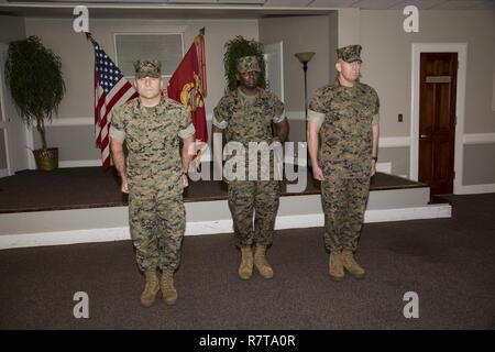 Da sinistra, U.S. Marine Corps Col. Farrell J. Sullivan, comandante, 26 Marine Expeditionary Unit (MEU), II Marine Expeditionary Force (MEF), Sgt. Il Mag. Jeffrey A. giovane, quando si incrociano altri sergente maggiore, XXVI MEU e Sgt. Il Mag. Brett C. Scheuer, in uscita sergente maggiore, stand in formazione durante un sollievo e cerimonia di nomina a bordo di Camp Lejeune, N.C., Aprile 7, 2017. Sgt. Il Mag. Scheuer, in uscita, lasciò il comando della ventiseiesima meu a Sgt. Il Mag. I giovani. Foto Stock