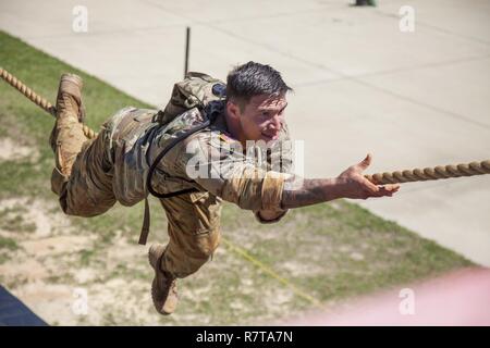 Stati Uniti Army Ranger Sgt. Robert Allen, assegnato alla 509a Reggimento di Fanteria, compete in Urban Assault Course durante la migliore concorrenza Ranger 2017, a Fort Benning, Ga., Aprile 7, 2017. La trentaquattresima edizione annuale di David E. Grange Junior Ranger migliore concorrenza 2017 è un evento di tre giorni consistente di sfide per testare concorrente del fisico, mentale e capacità tecniche. Foto Stock