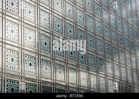 Al di fuori dell'Istituto del Mondo Arabo (Institut du monde arabe), Parigi, Francia Foto Stock