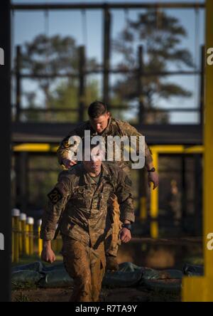 Stati Uniti Esercito 1Lt. Walter Snook e Sgt. Kevin Lyons, 173rd Airborne Brigade Combat Team Rangers, spostare verso il pull-up bar durante il Ranger migliore concorrenza 2017 a Fort Benning, Ga., Aprile 7, 2017. La trentaquattresima edizione annuale di David E. Grange Junior Ranger migliore concorrenza 2017 è un evento di tre giorni consistente di sfide per testare concorrente del fisico, mentale e capacità tecniche. Foto Stock