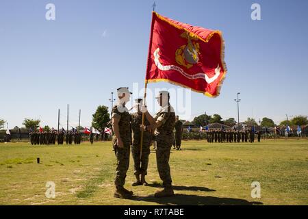 Il Mag. Gen. Burke W. Whitman (sinistra), l'arrivo di comandante generale della quarta divisione Marine, accetta la Marine Corps colori da Briga. Gen. Paolo K. Lebidine (a destra), l'uscita comandante generale della quarta divisione Marine, durante un cambio del comando cerimonia al Marine Corps il meccanismo di sostegno di New Orleans, Aprile 7, 2017. Whitman assume la leadership della più grande divisione di comando nel corpo della Marina. Foto Stock