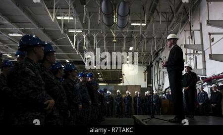 YOKOSUKA, Giappone (7 aprile 2017) Adm. Scott H. Swift, Commander, U.S. Flotta del Pacifico, indirizzi dei marinai domande durante una chiamata le mani nell'hangar baia della Marina è solo distribuita portaerei USS Ronald Reagan (CVN 76). Durante l'tutte le mani con la chiamata, Swift ha presentato l'equipaggio della nave con una unità meritevole di lode award per il loro servizio meritevole durante il periodo da gennaio 2015 a dicembre 2015. Ronald Reagan, il portabandiera del Carrier Strike gruppo 5, fornisce un combattimento-pronto forza che protegge e difende la collettiva degli interessi marittimi dei suoi alleati e partner ho Foto Stock