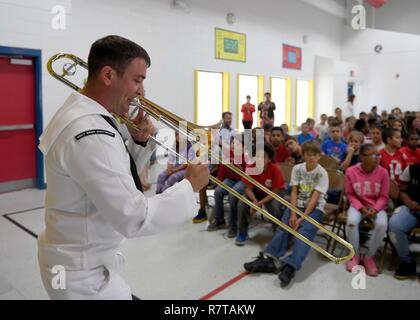 BILOXI Miss. (6 aprile 2017) musicista 2a classe James Watkins riproduce il trombone durante una banda della marina a sud-est di ottone prestazioni di banda per gli studenti di North Bay scuola elementare di Biloxi Miss. durante la costa del Golfo del Mississippi Navy settimana. Gulfport Biloxi/è una delle regioni selezionate per ospitare un 2017 Navy la settimana, una settimana dedicata a sollevare U.S. Navy in consapevolezza attraverso irradiazione locale, nel servizio alla comunità e mostre. Foto Stock