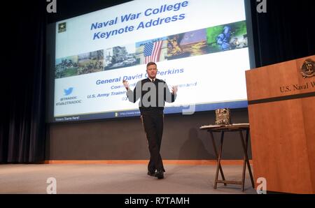 NEWPORT, R.I. (3 aprile 2017) gen. David G. Perkins, comandante generale, U.S. Esercito di formazione e dottrina comando, rivolge a studenti, docenti e facoltà durante una visita negli Stati Uniti. Naval War College (NWC) a Newport, Rhode Island. Durante la sua visita, Perkins impegnato con gli Stati Uniti Esercito gli studenti che frequentano NWC come pure presentato un esercito encomio medaglia da una NWC Comando Navale studente di college dall'esercito lettone. Foto Stock