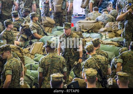 Spiaggia Bianca, Okinawa (Aprile 6, 2017) Marines, assegnato al trentunesimo Marine Expeditionary Unit, assemblare in hangar bay prima di un personale sbarcherete dall'assalto anfibio nave USS Bonhomme Richard (LHD 6). Bonhomme Richard, ammiraglia del Bonhomme Richard anfibio gruppo pronto è su una pattuglia, operando in Indo-Asia-regione del Pacifico per migliorare la prontezza combattimento e la postura in avanti come una pronta risposta in vigore per qualsiasi tipo di emergenza. Foto Stock