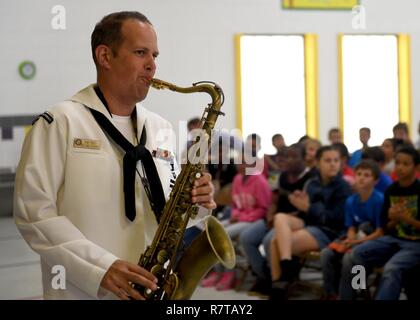 BILOXI Miss. (6 aprile 2017) musicista 2a classe Adam Conerly sassofono durante una banda della marina a sud-est di ottone prestazioni di banda per gli studenti di North Bay scuola elementare di Biloxi Miss. durante la costa del Golfo del Mississippi Navy settimana. Gulfport Biloxi/è una delle regioni selezionate per ospitare un 2017 Navy la settimana, una settimana dedicata a sollevare U.S. Navy in consapevolezza attraverso irradiazione locale, nel servizio alla comunità e mostre. Foto Stock