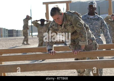 Stati Uniti Esercito 1Lt. Katlyn Lehmann (centro), human resource officer, 258th risorsa umana società, consente di spostarsi tra i sei pollici vault ostacolo, durante il giorno zero di U.S. Esercito della centrale prima Air Assault Course, 4 aprile 2017, a Camp Beuhring, Kuwait. La Air Assault Course è 12 giorni di classe che permette di personale militare degli Stati Uniti nel USARCENT teatro di operazioni la possibilità unica di diventare air assault qualificati, mentre distribuito al di fuori di Stati Uniti continentali. Foto Stock