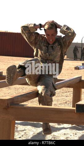 Stati Uniti Esercito 1Lt. Katlyn Lehmann, human resource officer, 258th risorsa umana società, naviga in alto il passo-sopra un ostacolo durante il giorno zero di U.S. Esercito della centrale prima Air Assault Course, 4 aprile 2017, a Camp Beuhring, Kuwait. La Air Assault Course è 12 giorni di classe che permette di personale militare degli Stati Uniti nel USARCENT teatro di operazioni la possibilità unica di diventare air assault qualificati, mentre distribuito al di fuori di Stati Uniti continentali. Foto Stock