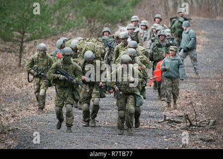 Australian Defence Force Academy cadetti navigare il corso durante il 2017 Sandhurst competenze militari la concorrenza a West Point, N.Y., Aprile 8. Durante Sandhurst, 62 squadre che rappresentano 12 internazionale delle accademie militari, quattro Stati Uniti service accademie e otto programmi ROTC gareggiato in 11 eventi in tutta una 23-Mile corso. Foto Stock