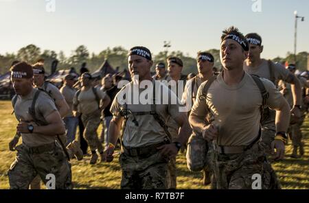 Stati Uniti Army Ranger eseguire al primo ostacolo di uno spartano gara durante la migliore concorrenza Ranger 2017 a Fort Mitchell, Ala., 8 aprile 2017. La trentaquattresima edizione annuale di David E. Grange Junior Ranger migliore concorrenza 2017 è un evento di tre giorni consistente di sfide per testare concorrente del fisico, mentale e capacità tecniche. Foto Stock