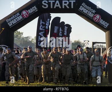 Stati Uniti Army Ranger eseguito dalla linea di partenza di una gara spartano durante la migliore concorrenza Ranger 2017 a Fort Mitchell, Ala., 8 aprile 2017. La trentaquattresima edizione annuale di David E. Grange Junior Ranger migliore concorrenza 2017 è un evento di tre giorni consistente di sfide per testare concorrente del fisico, mentale e capacità tecniche. Foto Stock