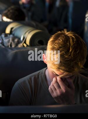 Un U.S Army Ranger prende una pausa prima di competere in una gara spartano durante la migliore concorrenza Ranger 2017 a Fort Mitchell, Ala., 8 aprile 2017. La trentaquattresima edizione annuale di David E. Grange Junior Ranger migliore concorrenza 2017 è un evento di tre giorni consistente di sfide per testare concorrente del fisico, mentale e capacità tecniche. Foto Stock