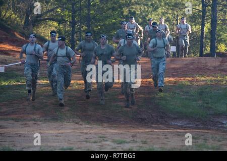 U.S Army Ranger correre in una gara spartano durante la migliore concorrenza Ranger 2017 a Fort Mitchell, Ala., 8 aprile 2017. La trentaquattresima edizione annuale di David E. Grange Junior Ranger migliore concorrenza 2017 è un evento di tre giorni consistente di sfide per testare concorrente del fisico, mentale e capacità tecniche. Foto Stock