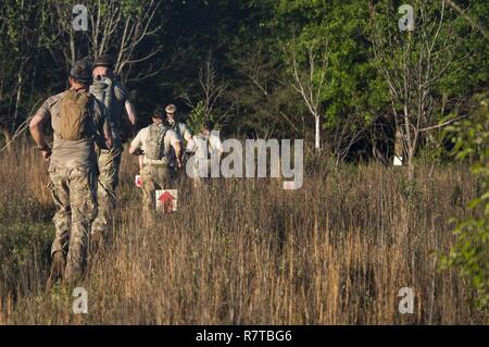 U.S Army Ranger correre in una gara spartano durante la migliore concorrenza Ranger 2017 a Fort Mitchell, Ala., 8 aprile 2017. La trentaquattresima edizione annuale di David E. Grange Junior Ranger migliore concorrenza 2017 è un evento di tre giorni consistente di sfide per testare concorrente del fisico, mentale e capacità tecniche. Foto Stock