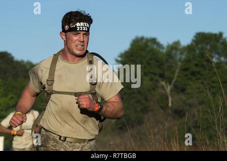 U.S Army Ranger correre in una gara spartano durante la migliore concorrenza Ranger 2017 a Fort Mitchell, Ala., 8 aprile 2017. La trentaquattresima edizione annuale di David E. Grange Junior Ranger migliore concorrenza 2017 è un evento di tre giorni consistente di sfide per testare concorrente del fisico, mentale e capacità tecniche. Foto Stock