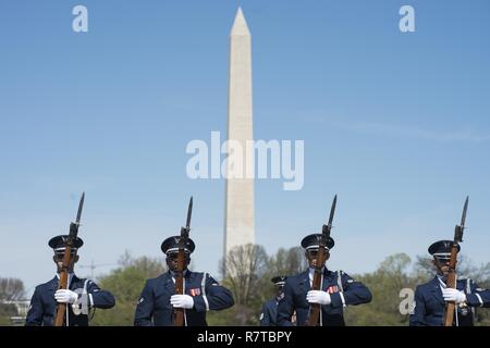 WASHINGTON, Distretto di Columbia - (da sinistra a destra) aviatori 1a classe Jeremy DeLeon, Airman 1. Classe Lewis, Senior Airman Angelo Hightower e Staff Sgt. Jovany Sanchez, tutti i membri dell'U.S. Air Force Guardia d'Onore Drill Team competere durante il servizio comune trapano mostra Team Aprile 08, 2017, presso il Jefferson Memorial a Washington D.C. Trapanare squadre provenienti da tutti e quattro i rami delle forze armate statunitensi e gli Stati Uniti Coast Guard hanno gareggiato in un display di competenze all'evento che ha celebrato negli Stati Uniti il patrimonio militare presso il National Cherry Blossom Festival. La missione degli Stati Uniti Air Force Hon Foto Stock