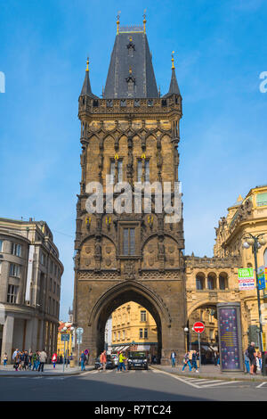 Praga Powder Gate Tower, la polvere medievale torre domina Piazza della Repubblica (Namesti Republiky) a Praga, Repubblica Ceca. Foto Stock