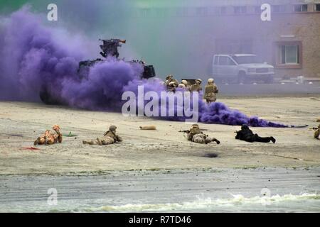 Gli Stati Uniti e il Consiglio di cooperazione del Golfo le forze di riprendere il controllo del Kuwait Shuwaikh della porta nell'evento finale di esercizio Eagle risolvere, 6 aprile. Eagle risolvere è il premier multinazionale di esercizio nella regione del Golfo. Foto Stock