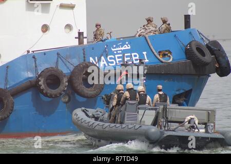 Gli Stati Uniti e il Consiglio di cooperazione del Golfo forze cogliere una barca presa dai terroristi durante il culminante evento di formazione di esercizio Eagle risolvere, 6 aprile, al Kuwait Shuwaikh della porta. Eagle risolvere è il premier multinazionale di esercizio nella regione del Golfo. Foto Stock