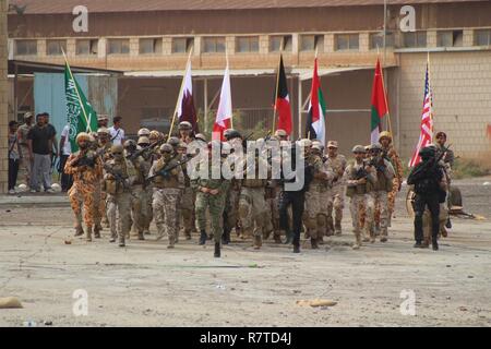 Degli Stati Uniti e del Consiglio di cooperazione del Golfo condotta delle forze del campo culminante-evento di formazione di Eagle risolvere 2017, in Kuwait Shuwaikh del porto, Aprile 6, 2017. Eagle risolvere è il premier multinazionale di esercizio nella regione del Golfo. Foto Stock