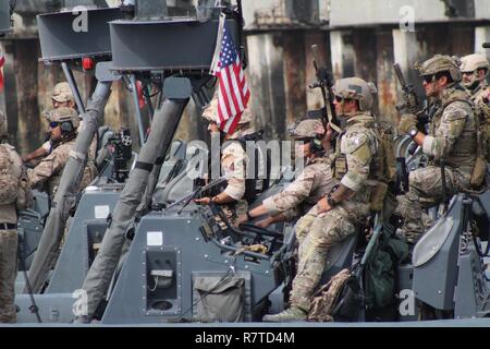 Gli Stati Uniti e il Consiglio di cooperazione del Golfo forze per le operazioni speciali condurre il campo culminante-evento di formazione di esercizio Eagle risolvere 2017 aprile 6, in Kuwait Shuwaikh della porta. Eagle risolvere è il premier multinazionale di esercizio nella regione del Golfo. Foto Stock