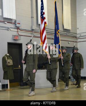 LATHAM, N.Y. -- La guerra mondiale I Colori Doughboy guardia della New York National Guard XLII della divisione di fanteria marzo nella I guerra mondiale centennial cerimonia presso il New York Stato divisione di militari e gli affari navali sede qui il 6 aprile. Oltre a sottolineare il centesimo anniversario degli Stati Uniti' entrata in guerra mondiale I, la cerimonia ha segnato anche l'inizio dello Stato di New York la I Guerra Mondiale Centennial osservanze. Il colore delle truppe di guardia sono (da sinistra a destra): Spc. Kyle Williams di Amsterdam, N.Y.; lo staff Sgt. Garbarini di Copake, N.Y.; Sgt. Mike Crisalli di Clifton Park, Foto Stock