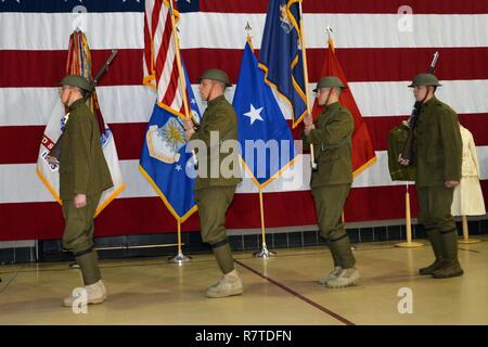 LATHAM, N.Y. -- La guerra mondiale I Colori Doughboy guardia della New York National Guard XLII della divisione di fanteria marzo nella I guerra mondiale centennial cerimonia presso il New York Stato divisione di militari e gli affari navali sede qui il 6 aprile. Oltre a sottolineare il centesimo anniversario degli Stati Uniti' entrata in guerra mondiale I, la cerimonia ha segnato anche l'inizio dello Stato di New York la I Guerra Mondiale Centennial osservanze. Il colore delle truppe di guardia sono (da sinistra a destra): Spc. Kyle Williams di Amsterdam, N.Y.; lo staff Sgt. Garbarini di Copake, N.Y.; Sgt. Mike Crisalli di Clifton Park, Foto Stock