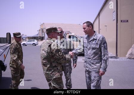 Stephen generale W. 'Seve' Wilson (sinistra) scuote le mani con Air Force Chief Sergente Austin (destra) mentre si visita la 386Expeditionary Manutenzione aeromobili Gruppo in corrispondenza di una riservate in Asia sud-ovest, Aprile 9, 2017. La 386Expeditionary Manutenzione aeromobili Gruppo è composto di aviatori di unità multiple, compresa la 145Airlift Wing della Carolina del Nord. Foto Stock