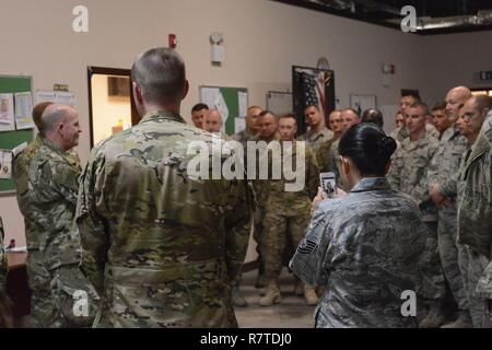 Soldati e avieri del 386Expeditionary Manutenzione aeromobili Gruppo riuniscono intorno generale Stephen W. 'Seve' Wilson (estrema sinistra) della United States Air Force Vice Capo del personale mentre si visita una località segreta nel sud-ovest Asia, Aprile 9, 2017. La 386Expeditionary Manutenzione aeromobili Gruppo è composto di aviatori di unità multiple, compresa la 145Airlift Wing della Carolina del Nord. Foto Stock