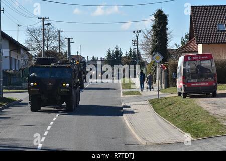 Soldati, con gruppo di combattimento della Polonia, viaggio attraverso la Repubblica ceca, 26 marzo 2017. Contingenza di Stati Uniti, Regno Unito e soldati rumeni convogliato in Orzysz, della Polonia in cui si andranno a integrare con il polacco della XV Brigata meccanizzata, xvi divisione di fanteria. Il gruppo di combattimento sarà basato in Polonia per una rotazione di sei mesi per la NATO l'accresciuta presenza in avanti. NATO di Pfl è un allied, distribuito per la difesa e la dissuasione postura in Europa orientale per proteggere e rassicurare della NATO di Stati membri dell'Est della loro sicurezza. Foto Stock