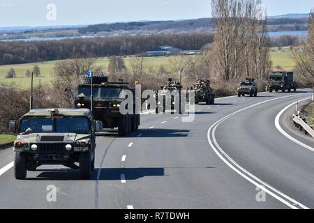 Soldati, con gruppo di combattimento della Polonia, viaggio attraverso la Repubblica ceca, 26 marzo 2017. Contingenza di Stati Uniti, Regno Unito e soldati rumeni convogliato in Orzysz, della Polonia in cui si andranno a integrare con il polacco della XV Brigata meccanizzata, xvi divisione di fanteria. Il gruppo di combattimento sarà basato in Polonia per una rotazione di sei mesi per la NATO l'accresciuta presenza in avanti. NATO di Pfl è un allied, distribuito per la difesa e la dissuasione postura in Europa orientale per proteggere e rassicurare della NATO di Stati membri dell'Est della loro sicurezza. Foto Stock