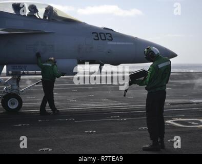 Oceano Pacifico (8 aprile 2017) DEGLI STATI UNITI I marinai della marina militare a bordo della portaerei USS Nimitz CVN (68) preparare un F/A-18E Super Hornet, dal "i diamanti blu' di Strike Fighter Squadron (VFA) 146, per essere lanciato dal ponte di volo Aprile 8, 2017. Nimitz è attualmente in corso nell'Oceano Pacifico composito conduttore unità di addestramento Esercizio (COMPTUEX) con il vettore Nimitz Strike gruppo in preparazione per una prossima distribuzione. Prove COMPTUEX un carrier strike gruppo mission-la prontezza e la capacità di funzionare come una unità integrata attraverso la simulazione di scenari del mondo reale. Foto Stock