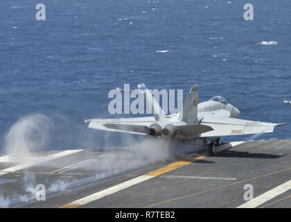 Oceano Pacifico (8 aprile 2017) Un F/A-18E Super Hornet, dal "i diamanti blu' di Strike Fighter Squadron (VFA) 146, è stato lanciato dal ponte di volo della portaerei USS Nimitz CVN (68), 8 aprile 2017. Nimitz è attualmente in corso nell'Oceano Pacifico composito conduttore unità di addestramento Esercizio (COMPTUEX) con il vettore Nimitz Strike gruppo in preparazione per una prossima distribuzione. Prove COMPTUEX un carrier strike gruppo mission-la prontezza e la capacità di funzionare come una unità integrata attraverso la simulazione di scenari del mondo reale. Foto Stock