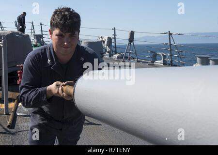 Oceano Pacifico (1 aprile 2017) da bombardieri Mate 2a classe Josh Freeman, da tre fiumi, Mich, pulisce la canna di un marchio 45 5 pollici pistola a bordo della Arleigh Burke-class guidato-missile destroyer USS Howard (DDG 83). Howard è attualmente in corso un conduttore composito unità di formazione esercizio (COMPTUEX) con il vettore Nimitz Strike gruppo in preparazione per una prossima distribuzione. Prove COMPTUEX la missione disponibilità dello sciopero del gruppo attività attraverso la simulazione di scenari del mondo reale e la loro capacità di eseguire come una unità integrata. Foto Stock