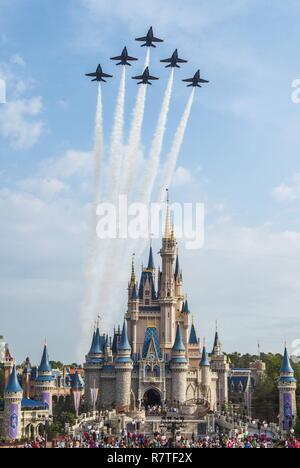 Orlando, Florida (Aprile 6, 2017) DEGLI STATI UNITI Navy dimostrazione di volo squadrone, Blue Angels fly oltre a Cenerentola il castello presso il Walt Disney World Magic Kingdom in rotta per il Sun n' Fun Air Show in Lakeland, Florida. Il Blue Angels sono programmati per eseguire più di 60 manifestazioni attraverso gli Stati Uniti nel 2017. Foto Stock