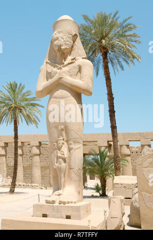 Statua di Ramses II con sua figlia Meritamen, Tempio di Karnak complessa, sito Patrimonio Mondiale dell'UNESCO, Tebe, Luxor Foto Stock