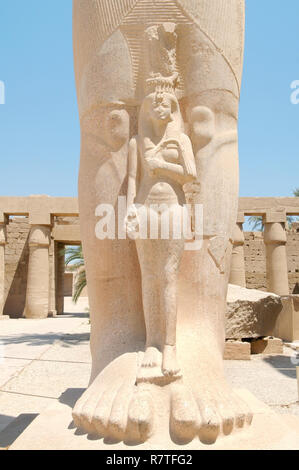 Statua di Ramses II con sua figlia Meritamen, Tempio di Karnak complessa, sito Patrimonio Mondiale dell'UNESCO, Tebe, Luxor Foto Stock