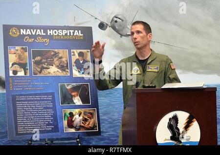 Il Jacksonville, Florida (Aprile 6, 2017) - Capt. Michael Connor, Naval Air Station Jacksonville delegato, discute di aviazione navale cultura della sicurezza durante l'Ospedale Navale di Jacksonville e di elevata affidabilità nella cura della salute vertice. Il concetto di alta affidabilità è stato inizialmente sviluppato in ad alto rischio in settori quali i trasporti aerei e l'energia nucleare. Foto Stock