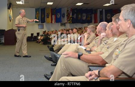 Il Jacksonville, Florida (Aprile 6, 2017) - Posteriore Adm. Bruce Gillingham, vice capo, la prontezza e la salute, U.S. Navy Bureau di Medicina e Chirurgia, parla di alta affidabilità e migliorare la cura per la forza di combattimento all'Ospedale Navale di Jacksonville e di elevata affidabilità nel Health Care Summit aprile 6. Gillingham ha osservato che la Marina medicina sarà accelerare il raggiungimento di elevati standard di affidabilità abbracciando gli approcci di aviazione navale, forze sottomarine, e special warfare. Foto Stock