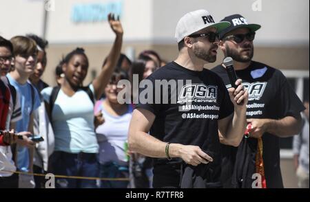 Dustin Grice, una BMX pro rider, quiz studenti da Olympian di alta scuola in Chula Vista, California, sul bullismo statistiche e dei modi per prevenire il bullismo durante l'ASA anti-bullismo tour, 4 aprile 2017. Durante il tour Marine Corps reclutatori del personale ASA e BMX pro riders viaggiato di più scuole per la diffusione di anti-bullismo messaggi e insegnare agli studenti come affrontare diversi tipi di bullismo come fisico, verbale e cyber. Foto Stock