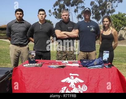 Sgt. Eric Moroney e il suo futuro Marines tenere un pull-up challenge a Torrey Pines High School, 5 aprile 2017, a San Diego, California, durante l'ASA Entertainment anti-bullismo tour. Durante il tour Marine Corps reclutatori ASA personale di animazione e BMX pro riders viaggiato di più scuole, aprile 3-7, 2017, per la diffusione di anti-bullismo consapevolezza. Moroney, da Boston, Massachusetts, è reclutatore con Marine Corps Recruiting Station San Diego, XII Marine Corps il reclutamento di distretto, Occidentale Regione di reclutamento, Marine Corps il reclutamento di comando. Foto Stock