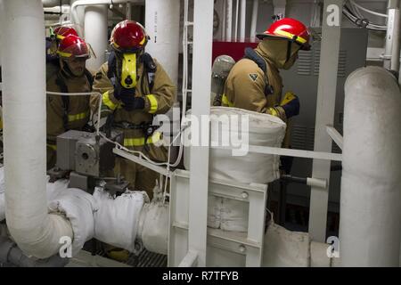 Oceano Pacifico (8 aprile 2017) Danni Controlman Fireman Anthony Centamore, un Orlando, Florida nativa, utilizza un vigile del fuoco navale Thermal Imager a bordo Arleigh Burke-class guidato-missile destroyer USS Sterett (DDG 104) durante uno spazio principale drill incendio. Sterett è parte della superficie Sterett-Dewey Action Group ed è il terzo gruppo di distribuzione che operano sotto il comando ed il controllo costrutto denominato 3a flotta in avanti. Stati Uniti 3a flotta operante in avanti offre opzioni aggiuntive per la flotta del Pacifico commander sfruttando le capacità del 3° e 7° flotte. Foto Stock