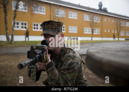 Stati Uniti Marine Cpl. Contrassegnare Rippert, un poliziotto militare con Marine forza rotazionale Europa 17.1 (MRF-E), montanti protezione durante un esercizio di pattugliamento a Vaernes guarnigione, Norvegia, Aprile 6, 2017. MRF-E Marines condotta patrol esercizi basati sul con l'applicazione della legge Marines. Marines in Norvegia a migliorare e mantenere le abilità come la presenza di avanzamento in Europa. Foto Stock