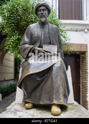 Cordoba, Spagna - Dicembre 31th, 2018: scultura di Maimonide, sefardita medievale filosofo ebreo di Amadeo Ruiz Olmos sculpter. Cordoba, Spagna Foto Stock