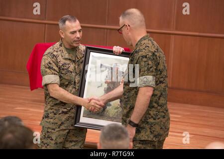 Brig. Gen. Paolo K. Lebidine (sinistra), ex comandante generale della quarta MARDIV, presenta Col. Gerry W. Leonard (destra), capo del personale di quarta divisione Marine, forze Marine Riserva, una pittura durante la cerimonia di premiazione al Marine Corps il meccanismo di sostegno di New Orleans auditorium, Aprile 7, 2017. Il dipinto è stato presentato come un promemoria del duro lavoro e la tenacia della divisione in tempi difficili. Foto Stock