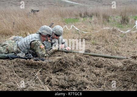 Stati Uniti La riserva di esercito Sgt. Daniel Patrick, sinistra e SPC. Aaron Elliot, sia con la mobilità 979th Augmentation Company, ingegnere 478th battaglione, ingegnere 926th brigata, 412 Teatro comando ingegnere, basato in Lexington, KY., posizionare un siluro Bangalore durante la formazione della società a Wilcox gamma su Fort Knox, Ky., 30 marzo 2017. Questa è stata la parte di ingegnere di tabella di qualificazione (EQT) VIII. La società ha continuato a essere certificate in EQT X11 diventando il primo U.S. Esercito di unità di riserva per realizzare questo feat. Foto Stock