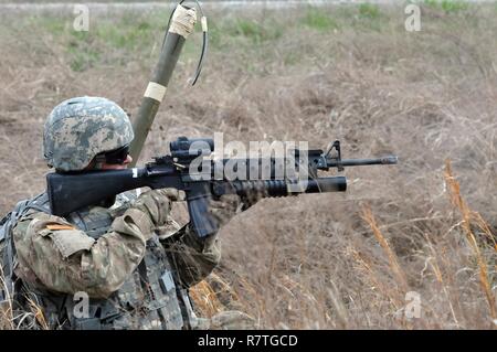 Stati Uniti La riserva di esercito Pvt. Jamie Johnson con la mobilità 979th Augmentation Company, ingegnere 478th battaglione, ingegnere 926th brigata, 412 Teatro comando ingegnere, basato in Lexington, KY., impegna gli obiettivi in un "atto a contattare' praticare durante la formazione della società a Wilcox gamma su Fort Knox, Ky., 30 marzo 2017. Johnson è stato portante un siluro Bangalore che lui e un altro soldato ha collaborato fino a detonare. Questa è stata la parte di ingegnere di tabella di qualificazione (EQT) VIII. La società ha continuato a essere certificate in EQT XII diventando il primo U.S. Esercito di unità di riserva per realizzare questo feat. Foto Stock