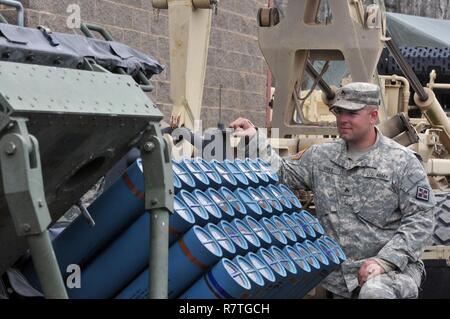 Stati Uniti La riserva di esercito Cpl. Nicholas Vahle con la mobilità 979th Augmentation Company, ingegnere 478th battaglione, ingegnere 926th brigata, 412 Teatro comando ingegnere, basato in Lexington, KY., si sofferma a guardare 40 miniera di formazione di barattoli in un pannello di un M136 Vulcano sistema di armi durante la formazione della società a Wilcox gamma su Fort Knox, Ky.,Aprile 1, 2017. Ciò era parte della qualifica Tecnico tabella XII. Questa società è stata la prima U.S. Esercito di unità di riserva per realizzare questo feat. Foto Stock